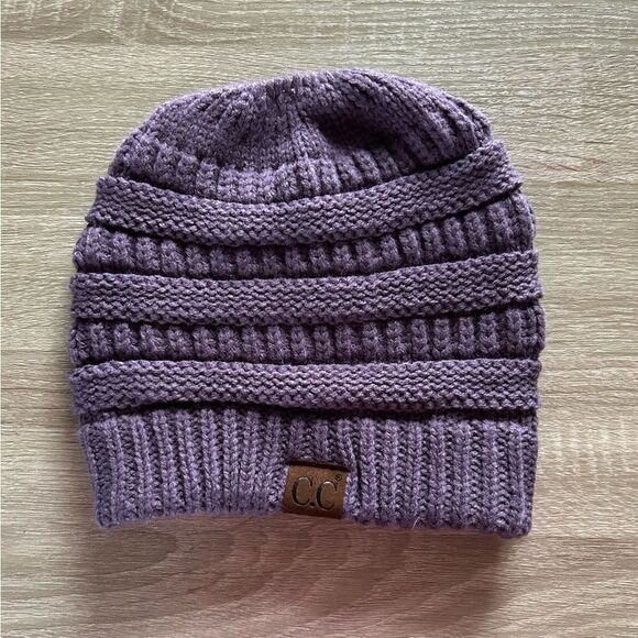 NWOT … C.C EXCLUSIVES Lavender Knit Ponytail Beanie Hat - Picture 2 of 4